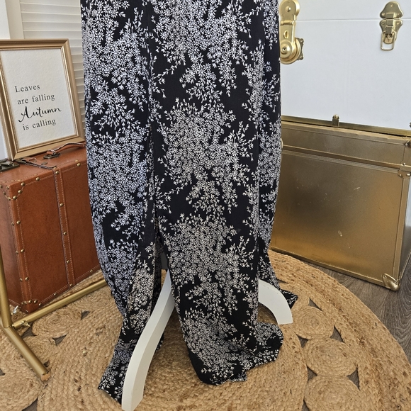BEAUTIFUL BLACK FOREVER 21 MAXI SKIRT WITH WHITE FLORAL PATTERN 🖤🤍 - Picture 3 of 10
